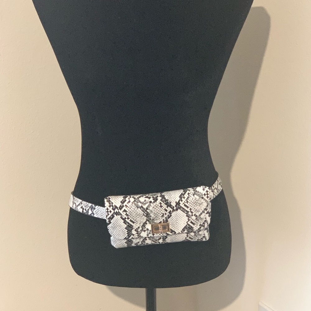Trendy Snakeskin Beltbag